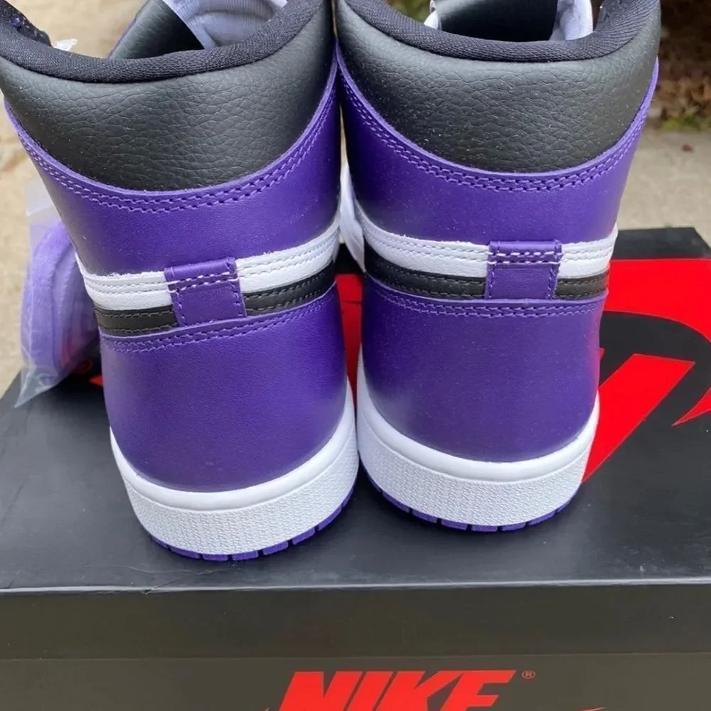 Air Jordan 1 Retro High OG Court Purple Size  8.5 Mens. 555088-500